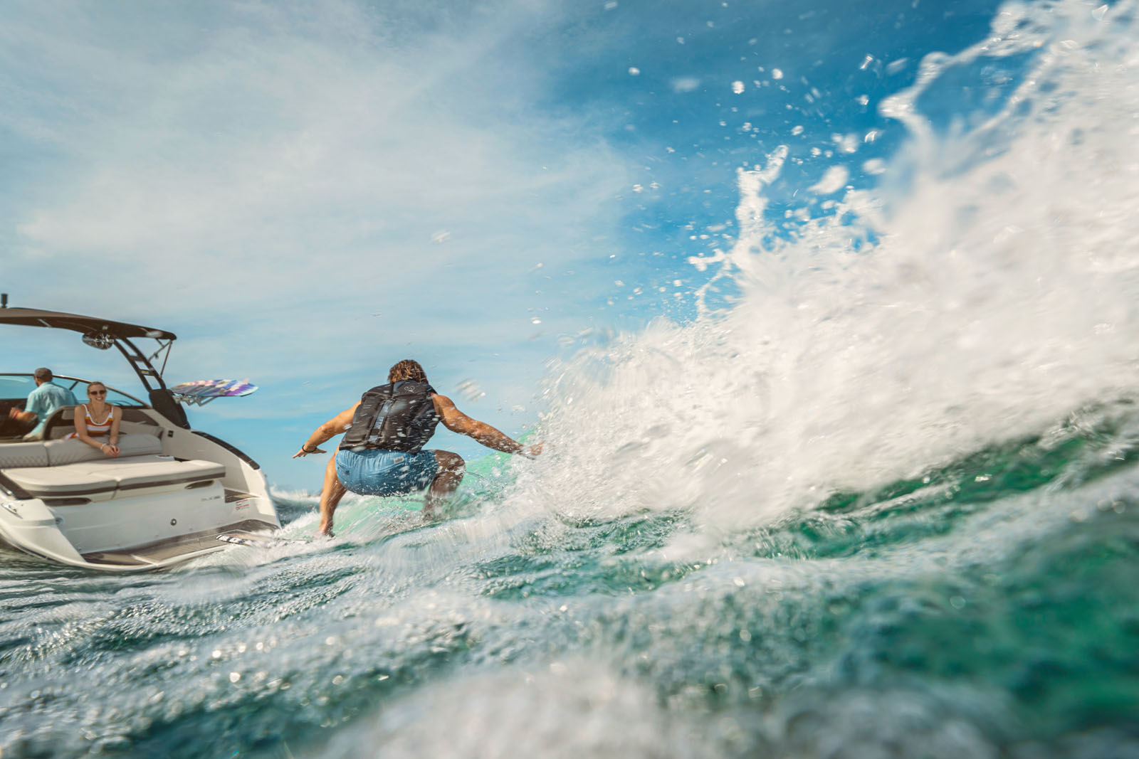 2023-SLX-260-Surf-SXS260-lifestyle-running-stern-friends-life-jacket-wakesurfing-00209